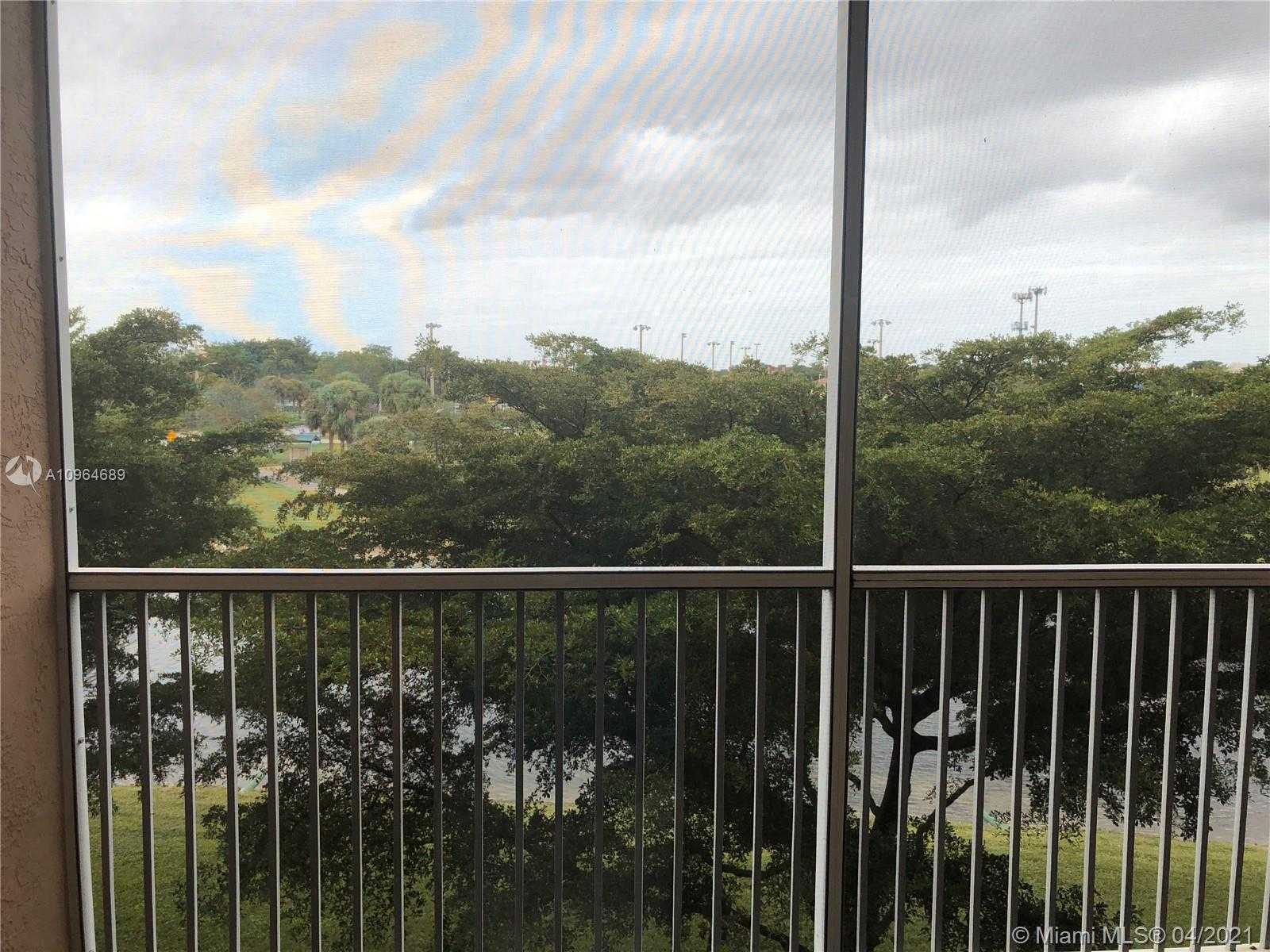 Small Image of 7725 YARDLEY DR #303, Tamarac Number 2