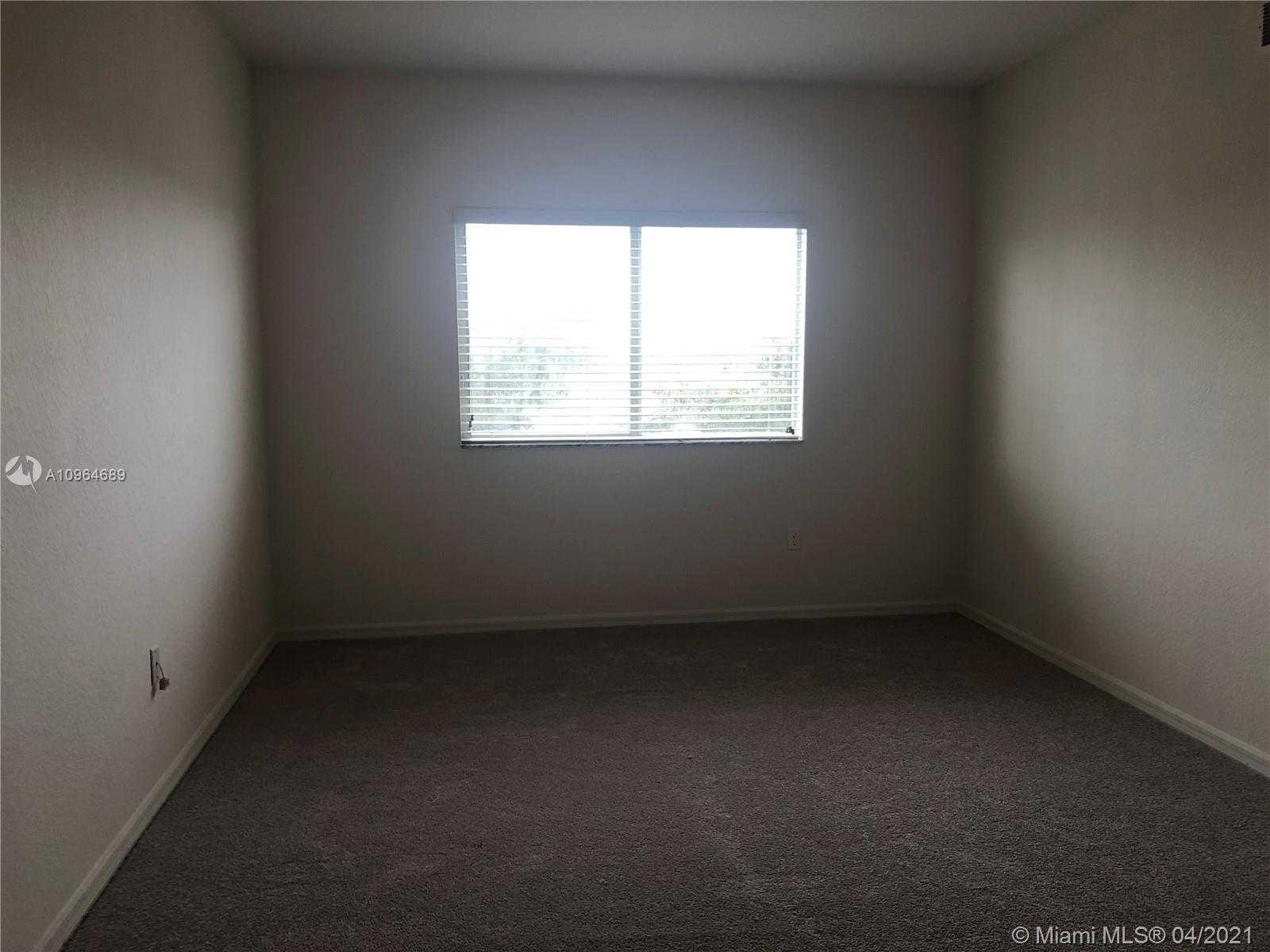 Small Image of 7725 YARDLEY DR #303, Tamarac Number 7