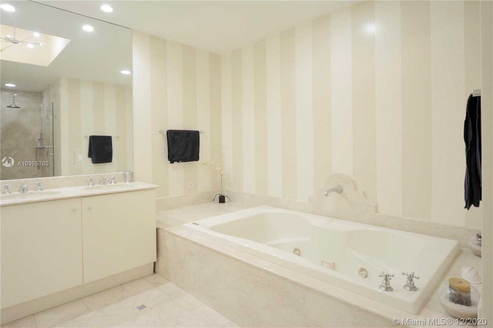 Small Image of 100 SOUTH POINTE DR #1003, Miami Beach Number 26