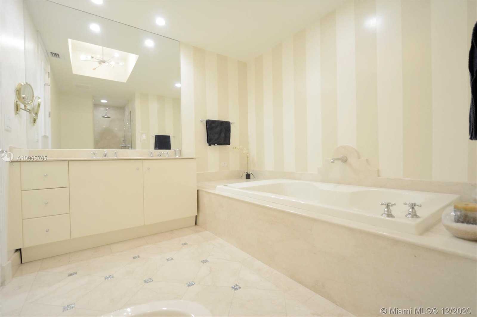 Small Image of 100 SOUTH POINTE DR #1003, Miami Beach Number 27