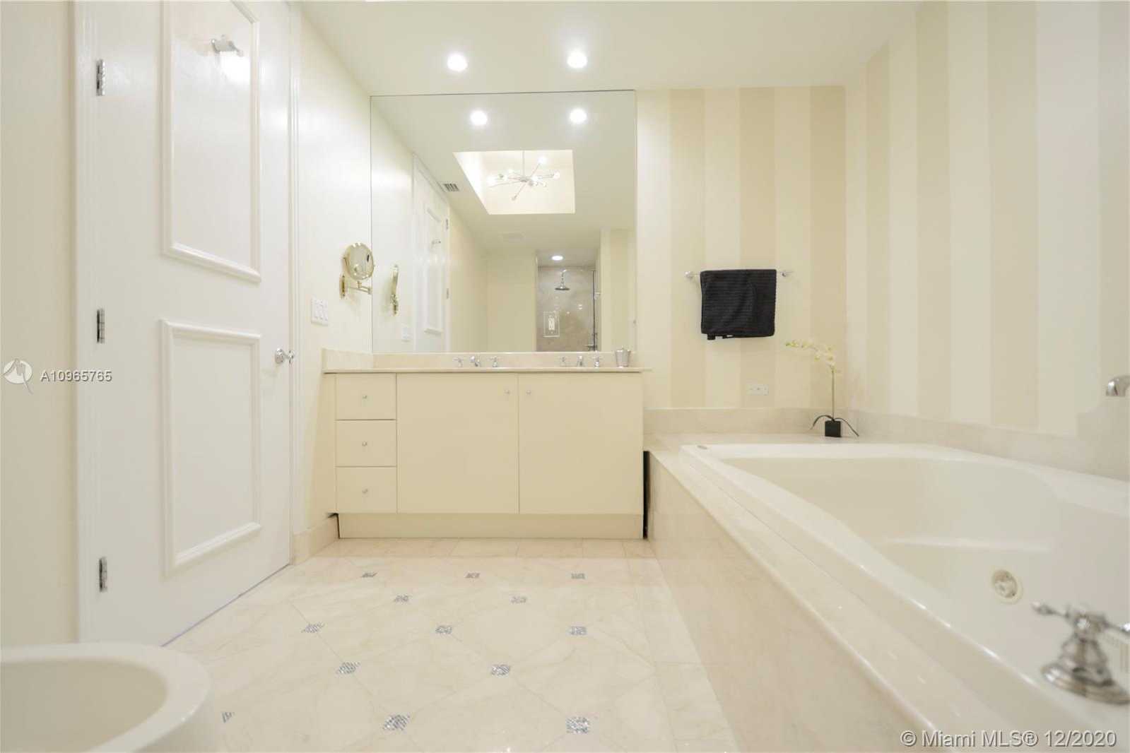 Small Image of 100 SOUTH POINTE DR #1003, Miami Beach Number 28
