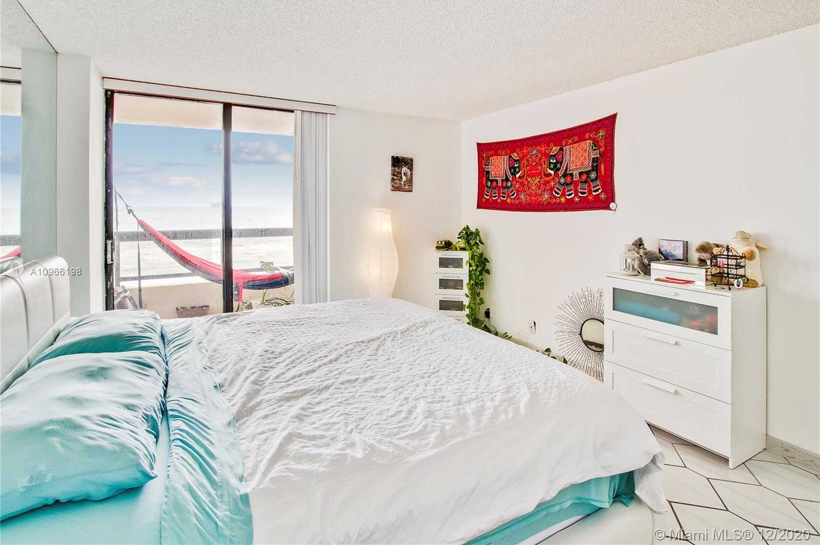 Small Image of 2555 COLLINS AVE #907, Miami Beach Number 13