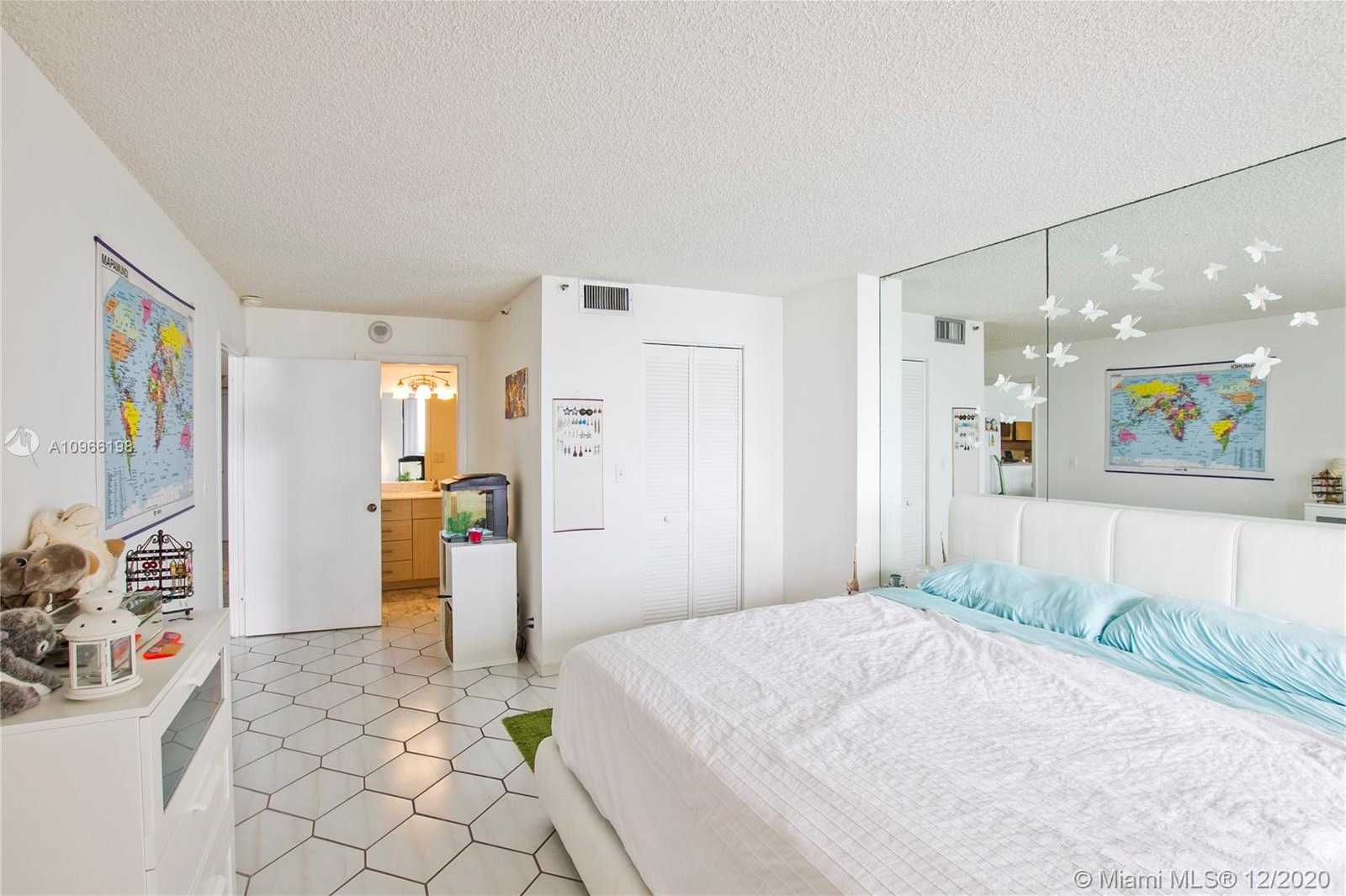 Small Image of 2555 COLLINS AVE #907, Miami Beach Number 15