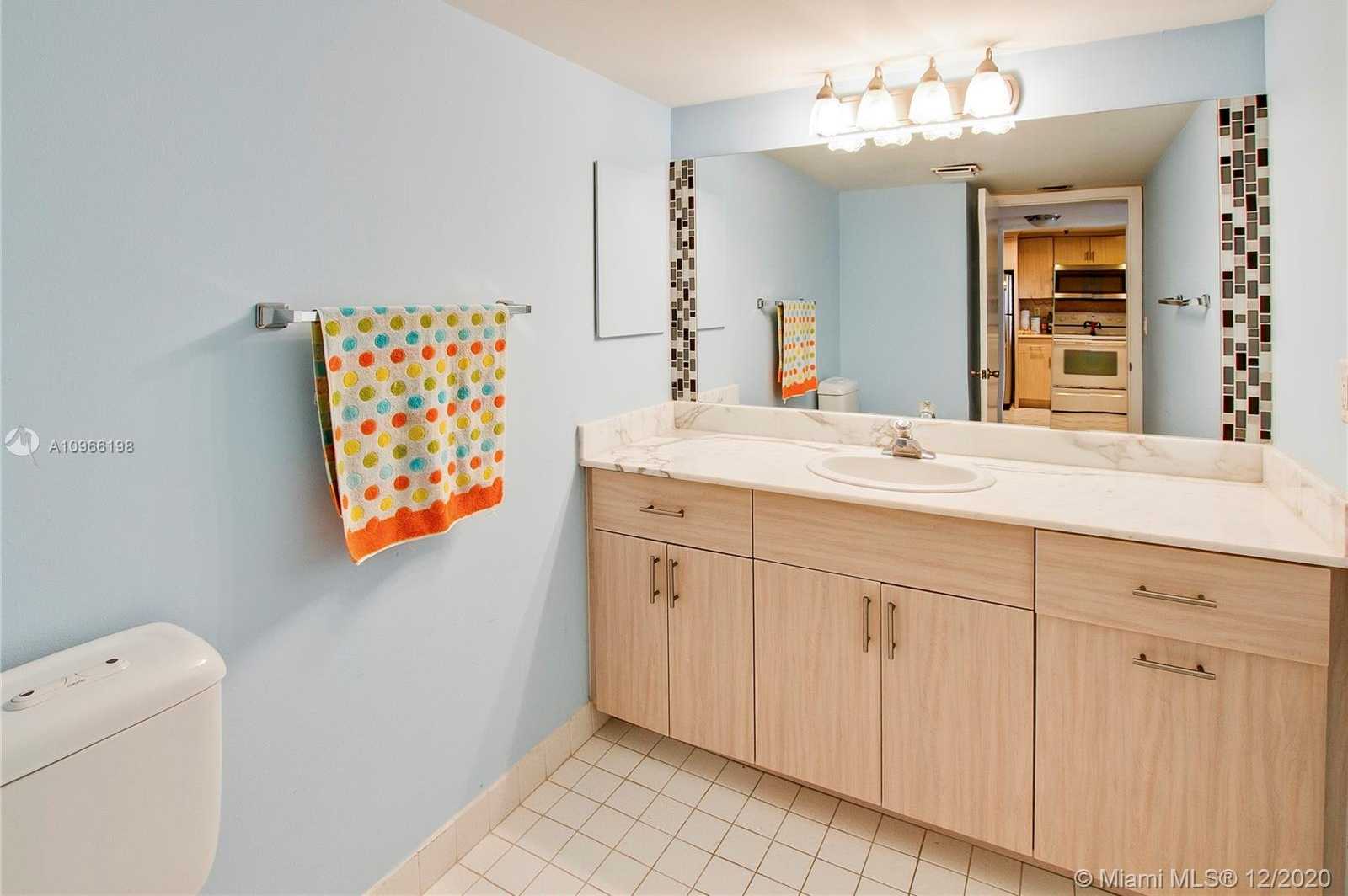 Small Image of 2555 COLLINS AVE #907, Miami Beach Number 17
