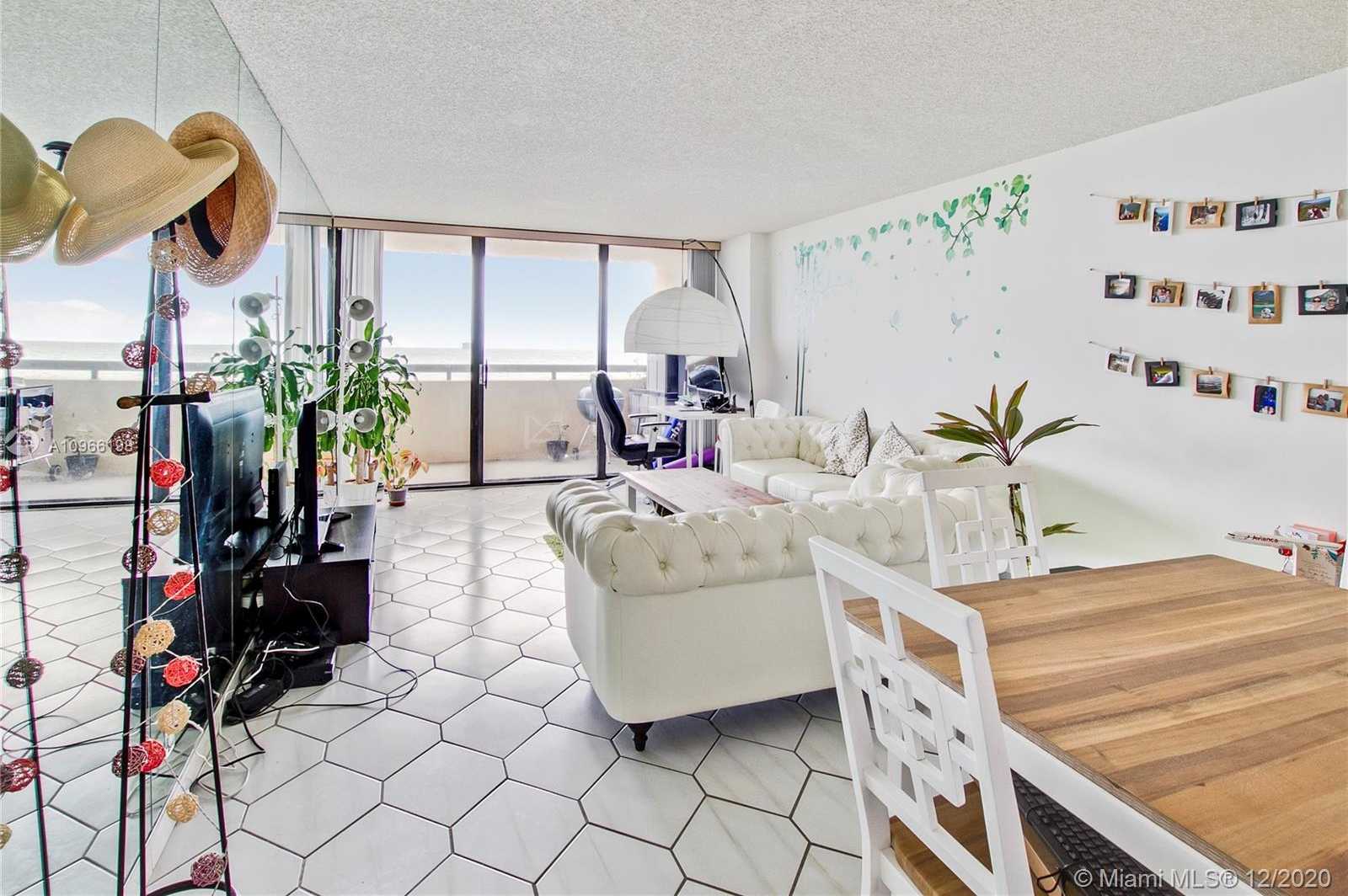 Small Image of 2555 COLLINS AVE #907, Miami Beach Number 3