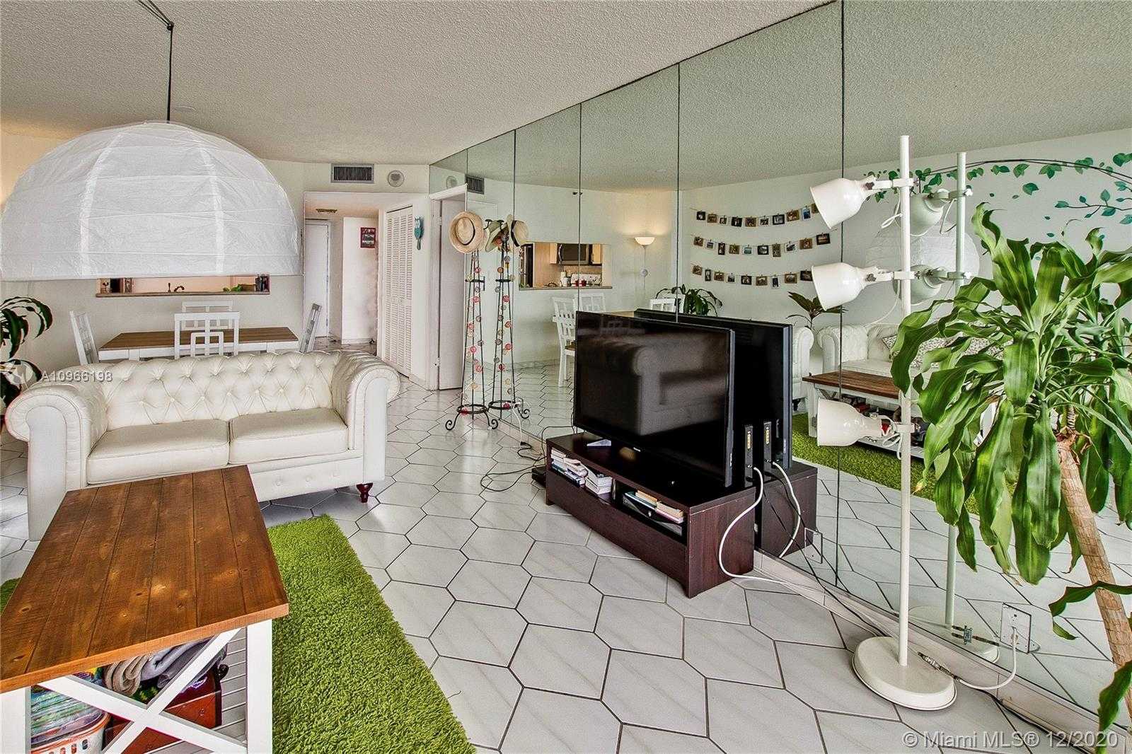 Small Image of 2555 COLLINS AVE #907, Miami Beach Number 4