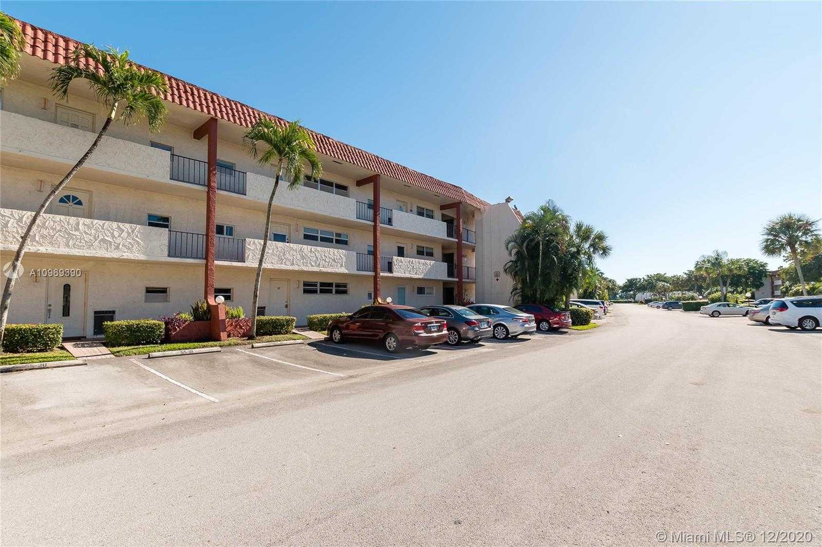 Small Image of 700 SOUTH HOLLYBROOK DR #108, Pembroke Pines Number 3