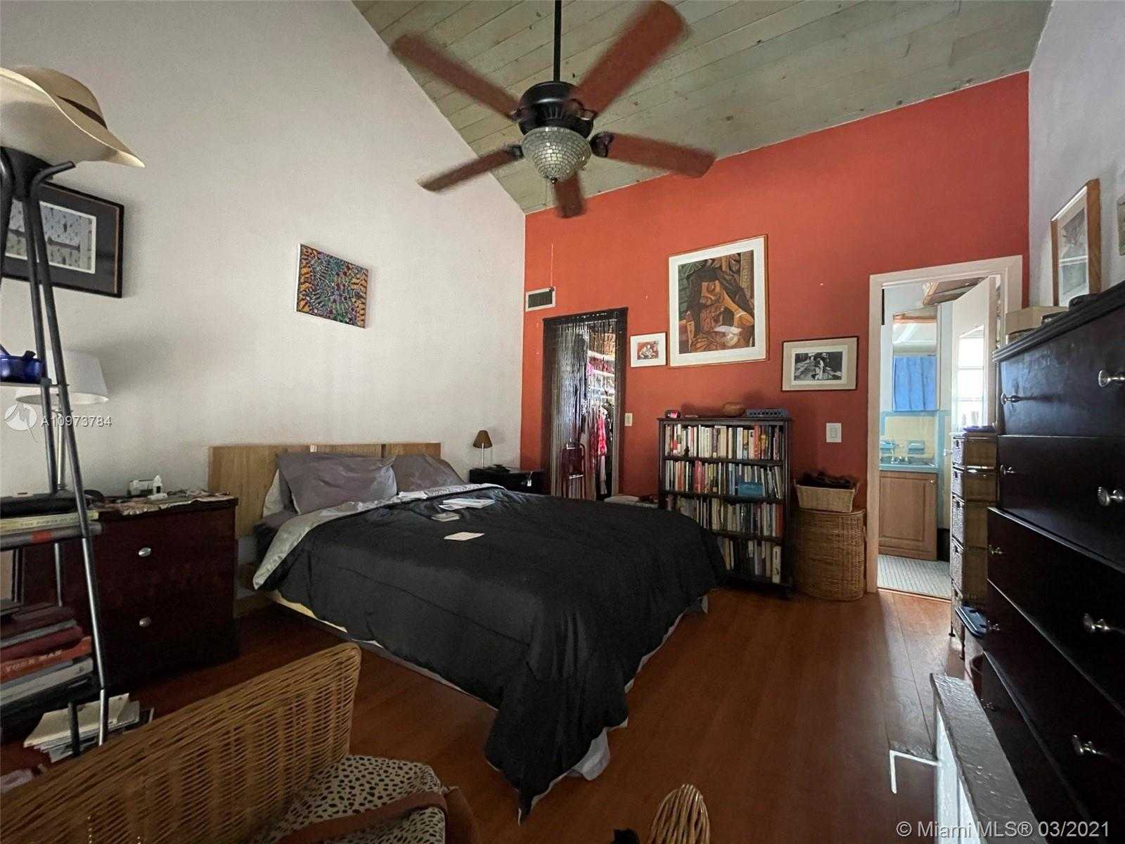 Small Image of 234 ANTIQUERA AVE #5, Coral Gables Number 17