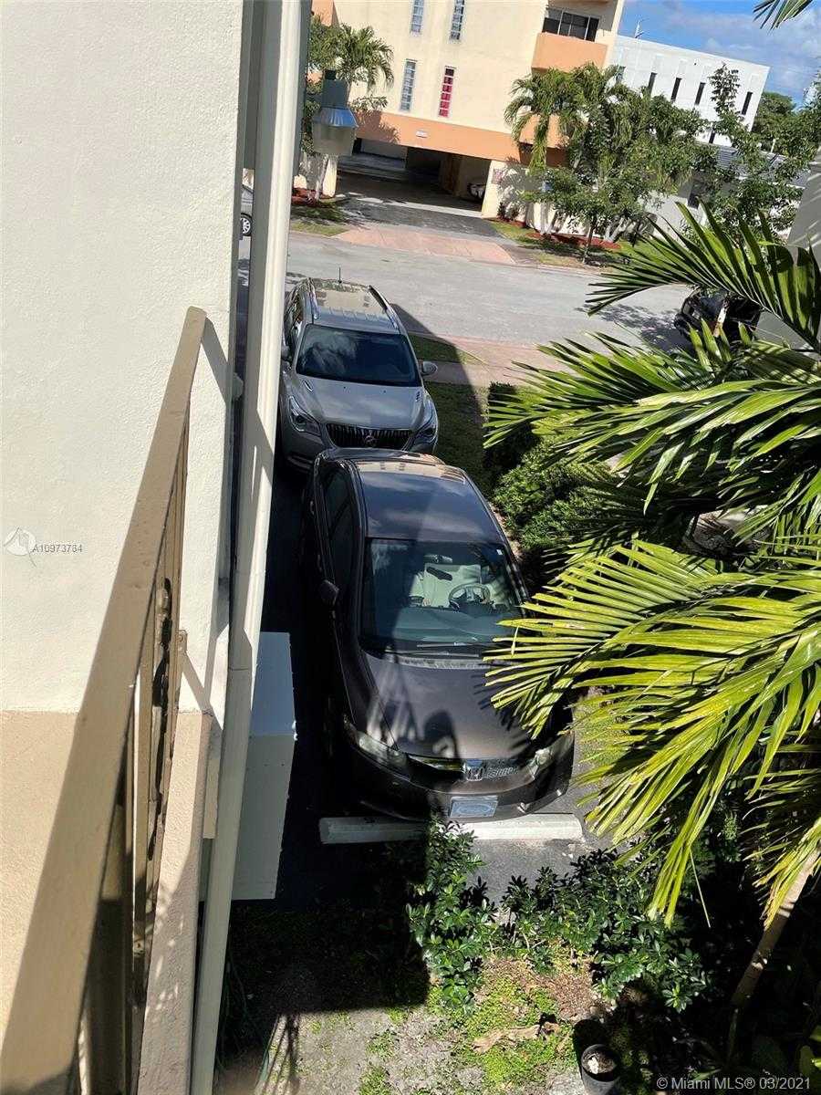 Small Image of 234 ANTIQUERA AVE #5, Coral Gables Number 25