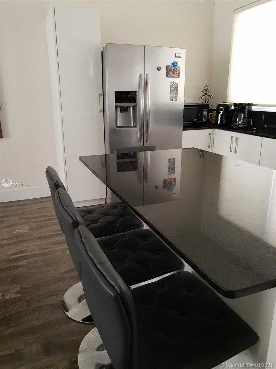 Small Image of 4720 PINE TREE DR #8, Miami Beach Number 3