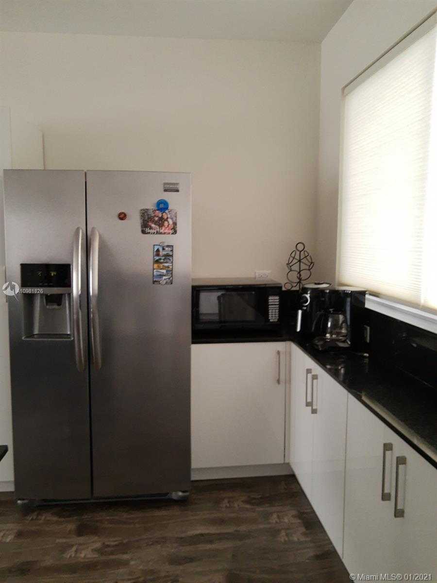 Small Image of 4720 PINE TREE DR #8, Miami Beach Number 4