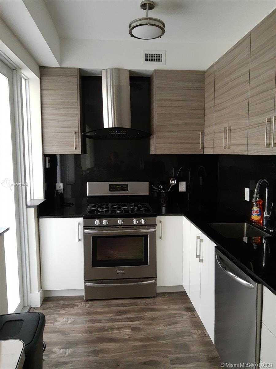 Small Image of 4720 PINE TREE DR #8, Miami Beach Number 5
