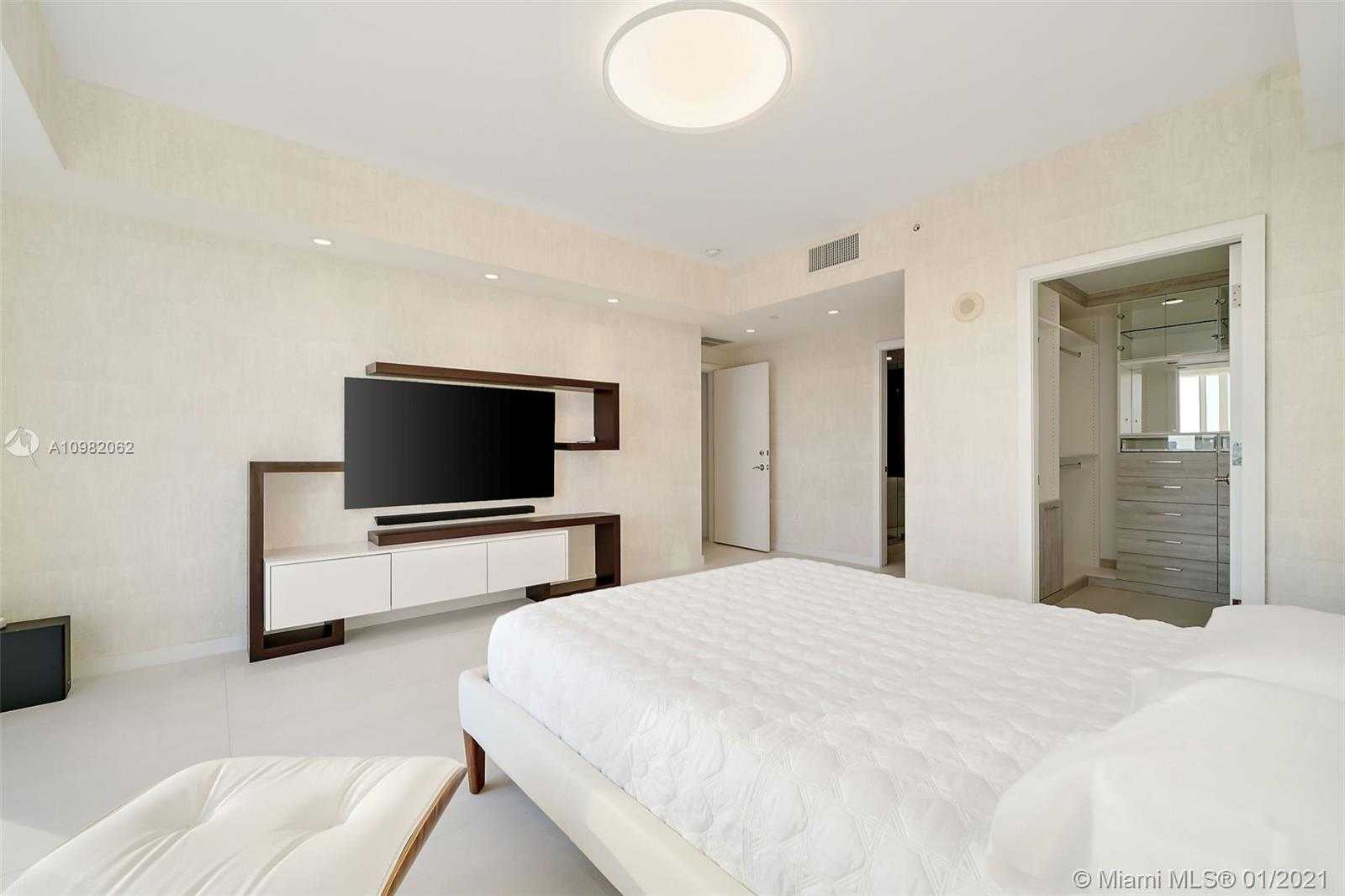 Small Image of 5875 COLLINS AVE #PH8, Miami Beach Number 11