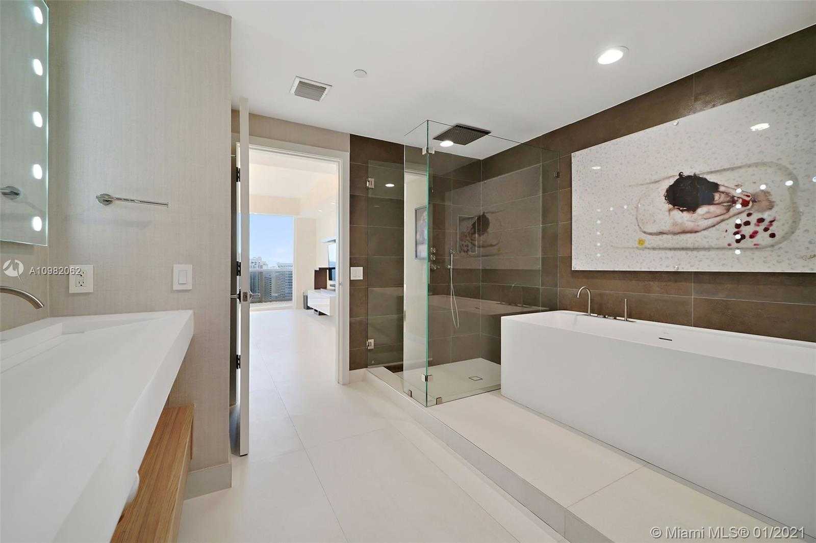 Small Image of 5875 COLLINS AVE #PH8, Miami Beach Number 13