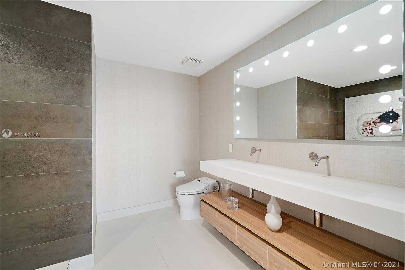 Small Image of 5875 COLLINS AVE #PH8, Miami Beach Number 14