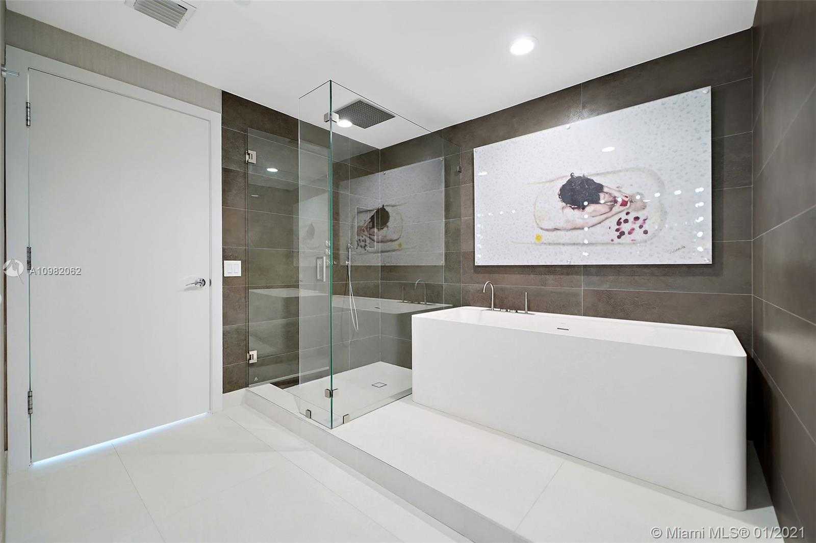Small Image of 5875 COLLINS AVE #PH8, Miami Beach Number 15