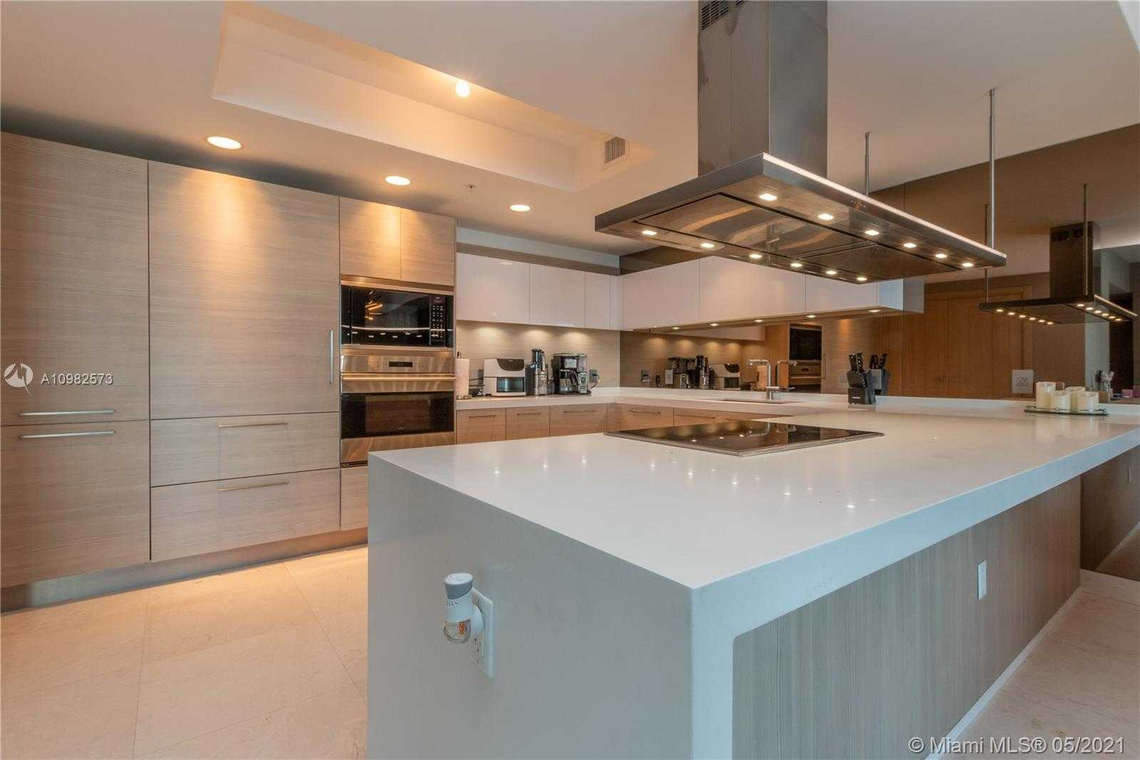 Small Image of 17111 BISCAYNE BLVD #807, North Miami Beach Number 12