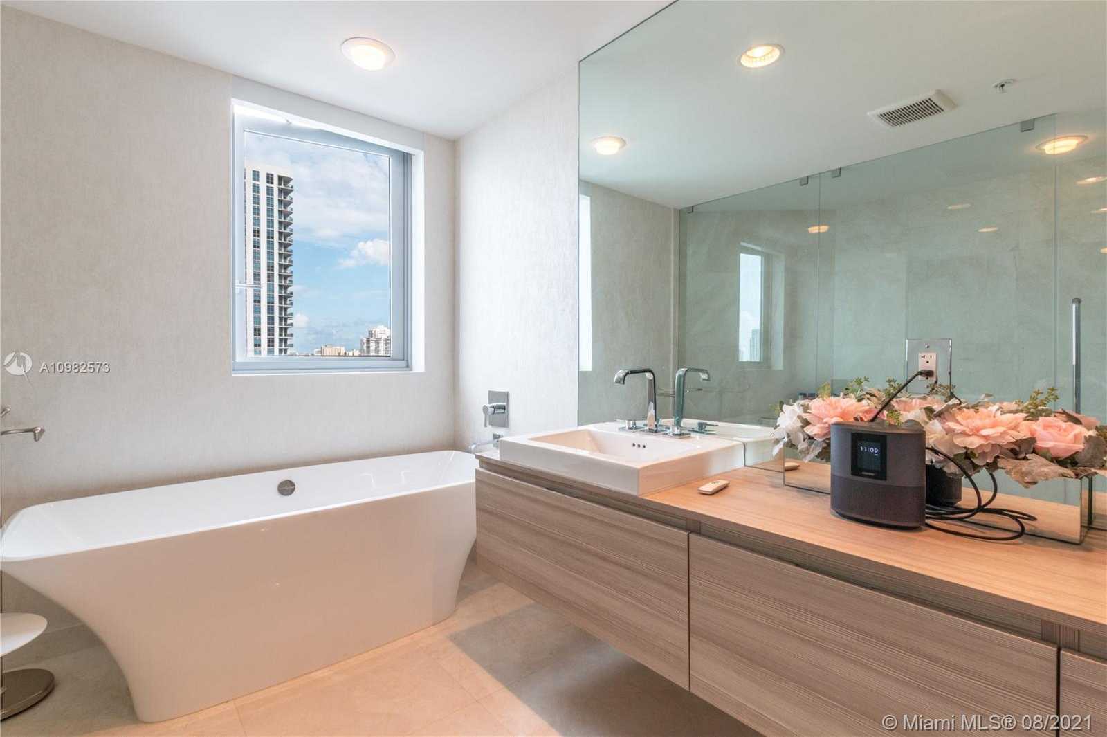 Small Image of 17111 BISCAYNE BLVD #807, North Miami Beach Number 16