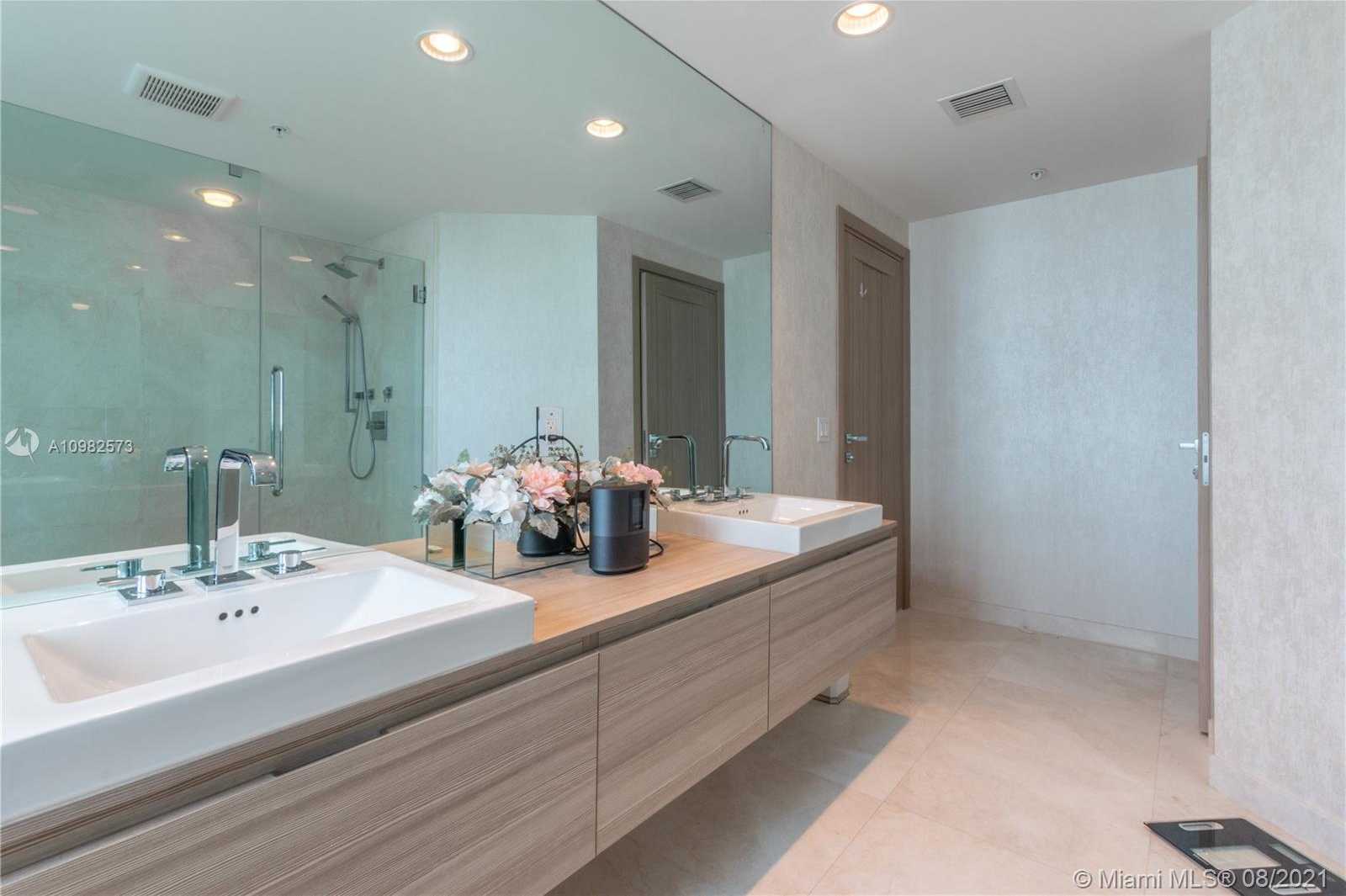 Small Image of 17111 BISCAYNE BLVD #807, North Miami Beach Number 17