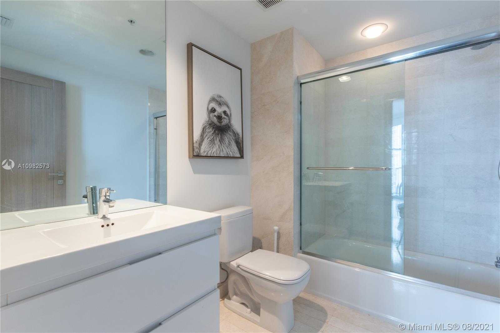 Small Image of 17111 BISCAYNE BLVD #807, North Miami Beach Number 25