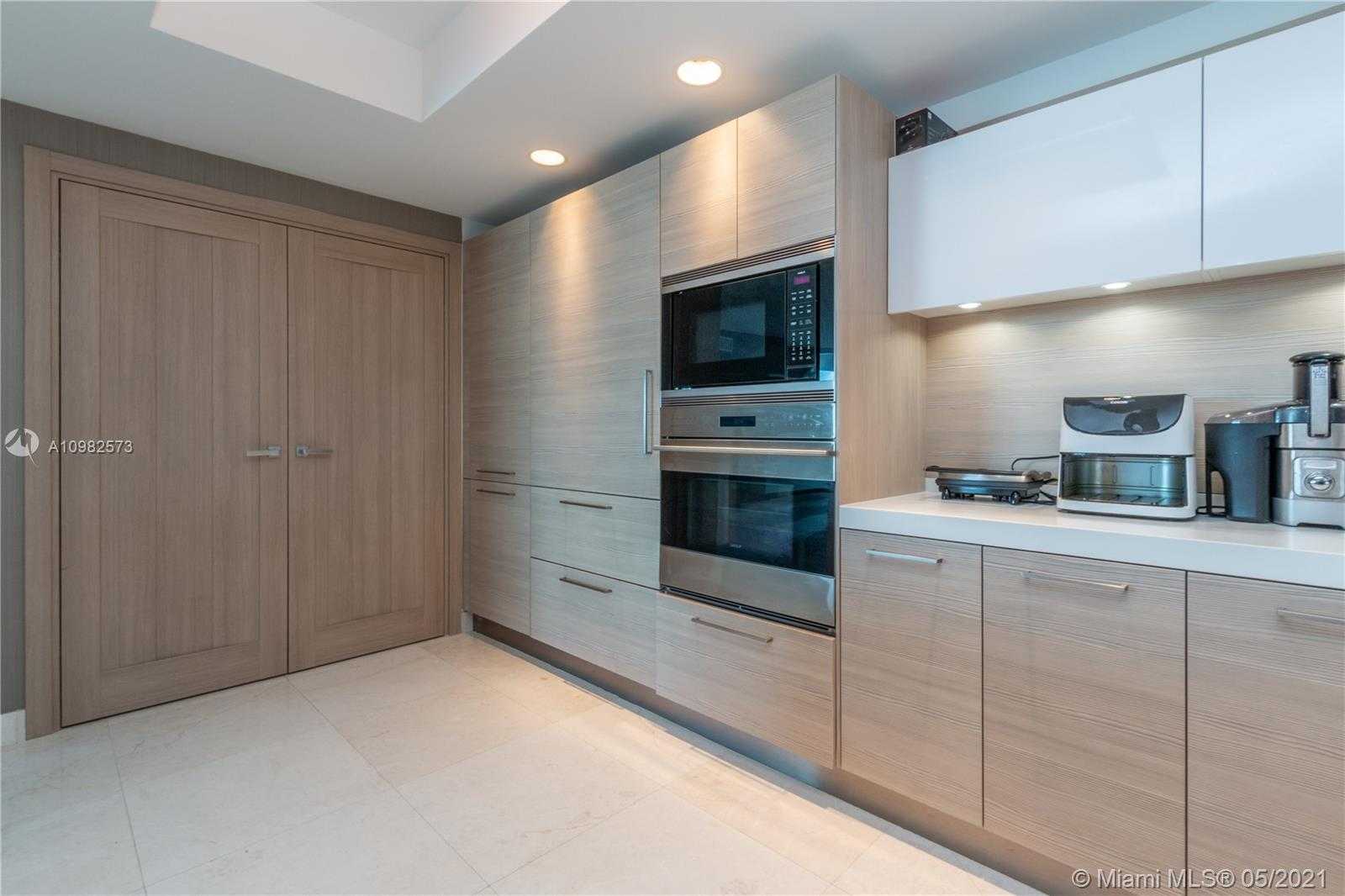 Small Image of 17111 BISCAYNE BLVD #807, North Miami Beach Number 8