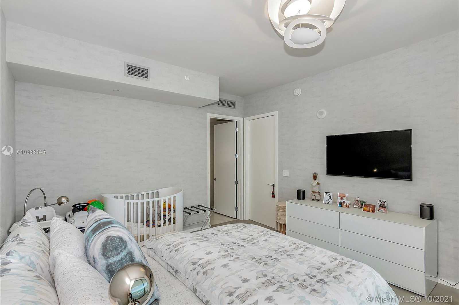 Small Image of 10201 COLLINS AVE #502, Bal Harbour Number 26