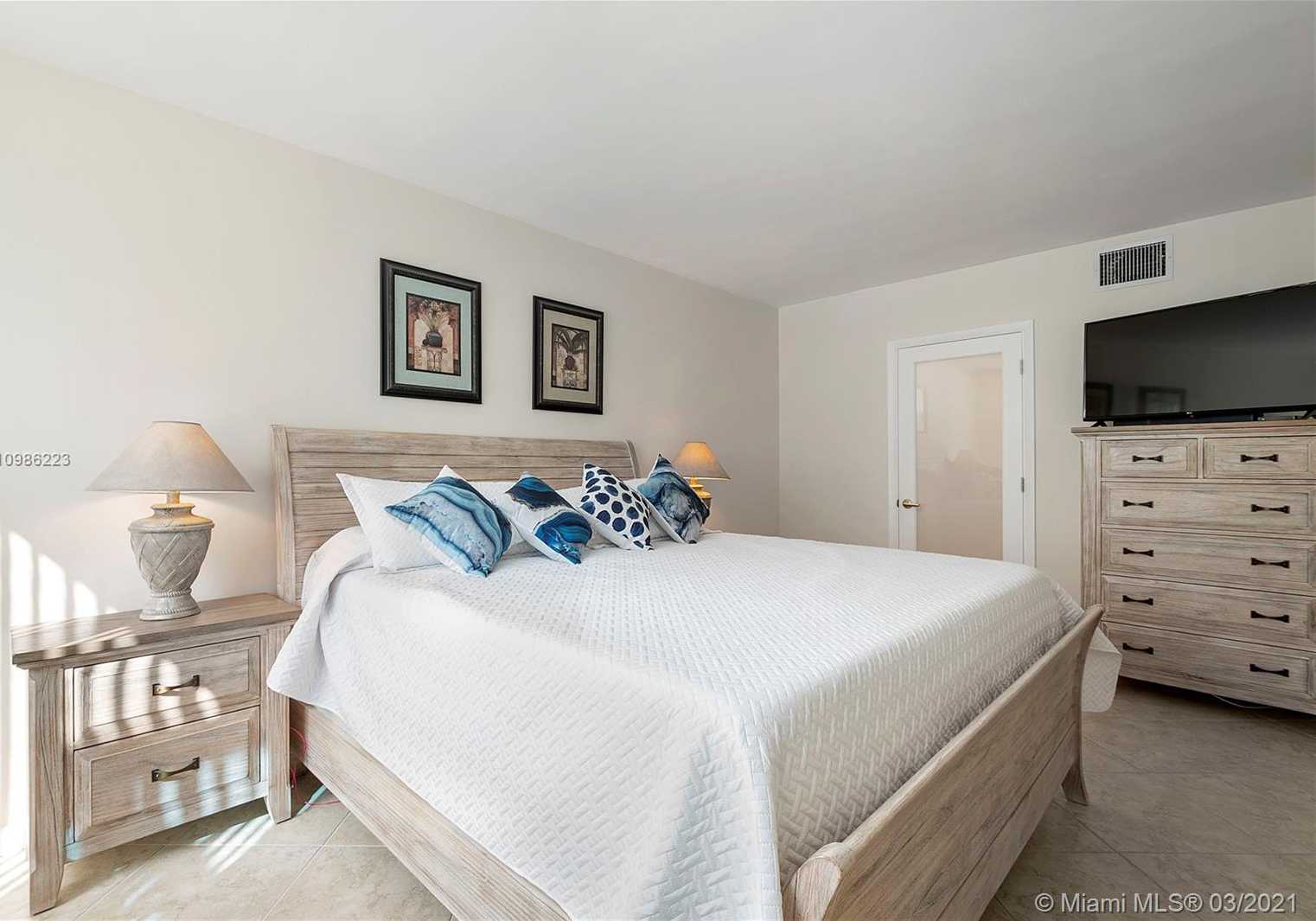 Small Image of 2301 COLLINS AVE #301, Miami Beach Number 10