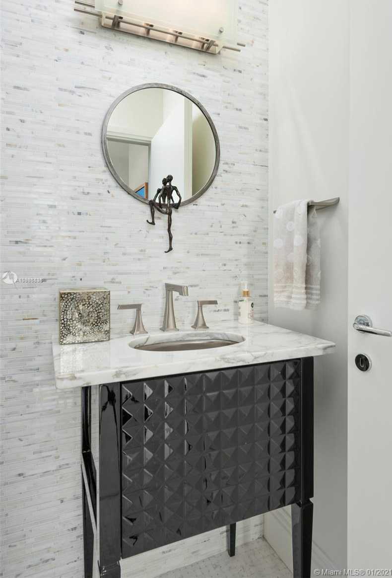 Small Image of 50 SOUTH POINTE DR #2005, Miami Beach Number 12