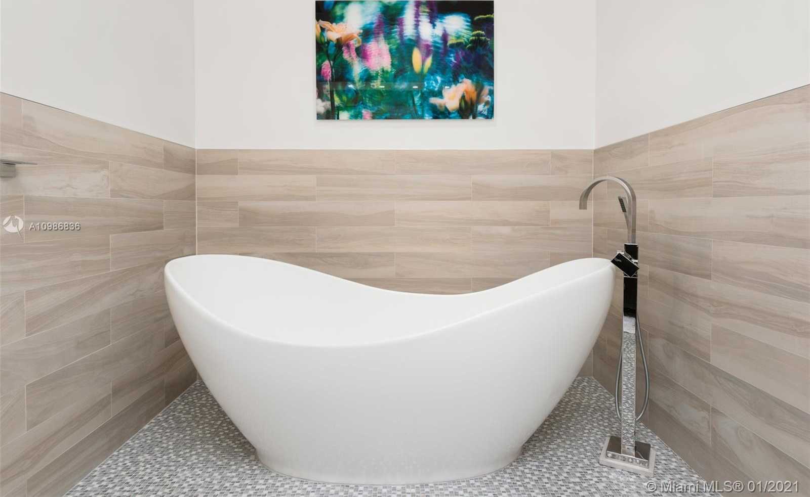 Small Image of 50 SOUTH POINTE DR #2005, Miami Beach Number 22