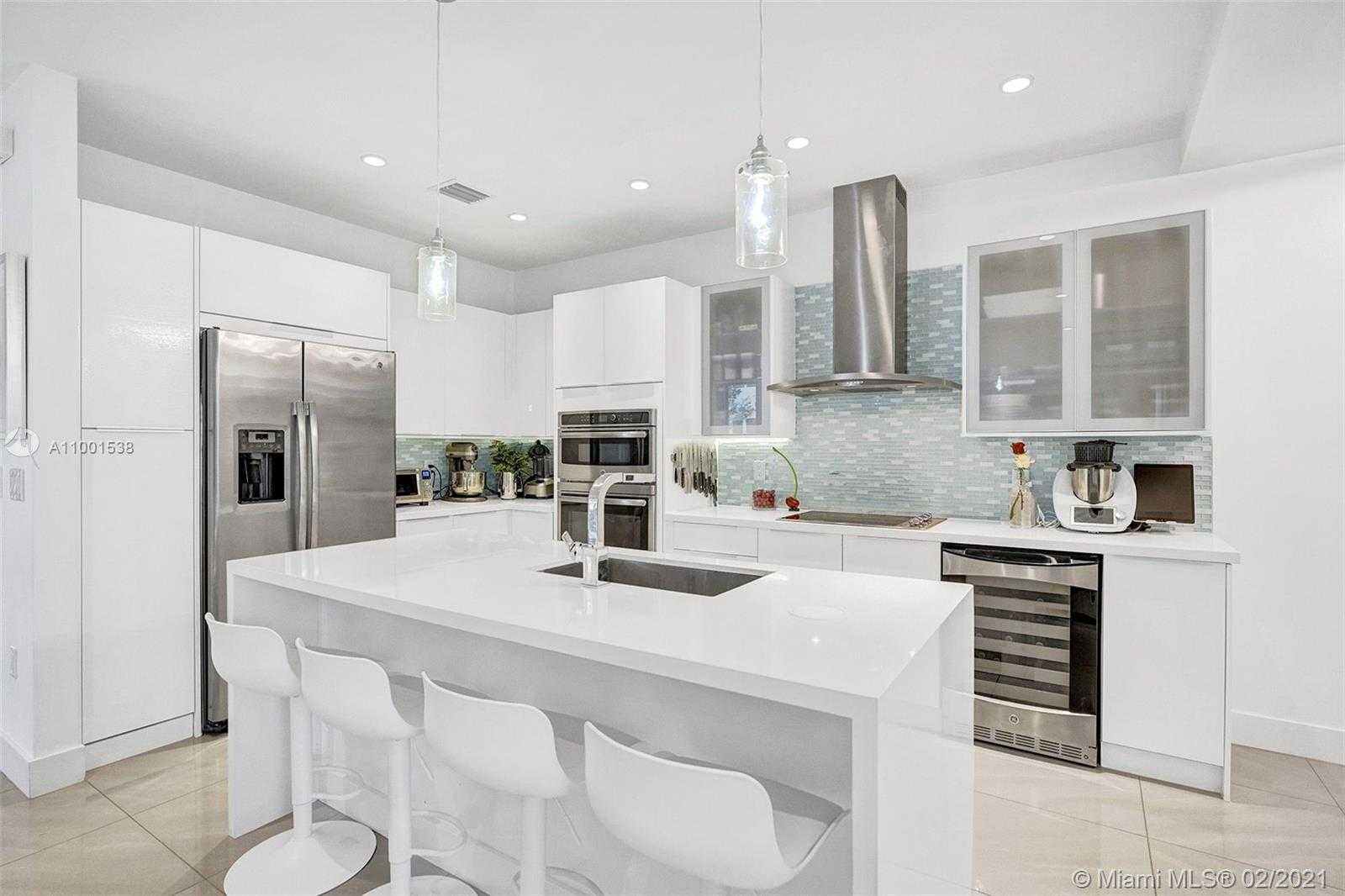 Small Image of 10560 NORTH WEST 64TH TER, Doral Number 25