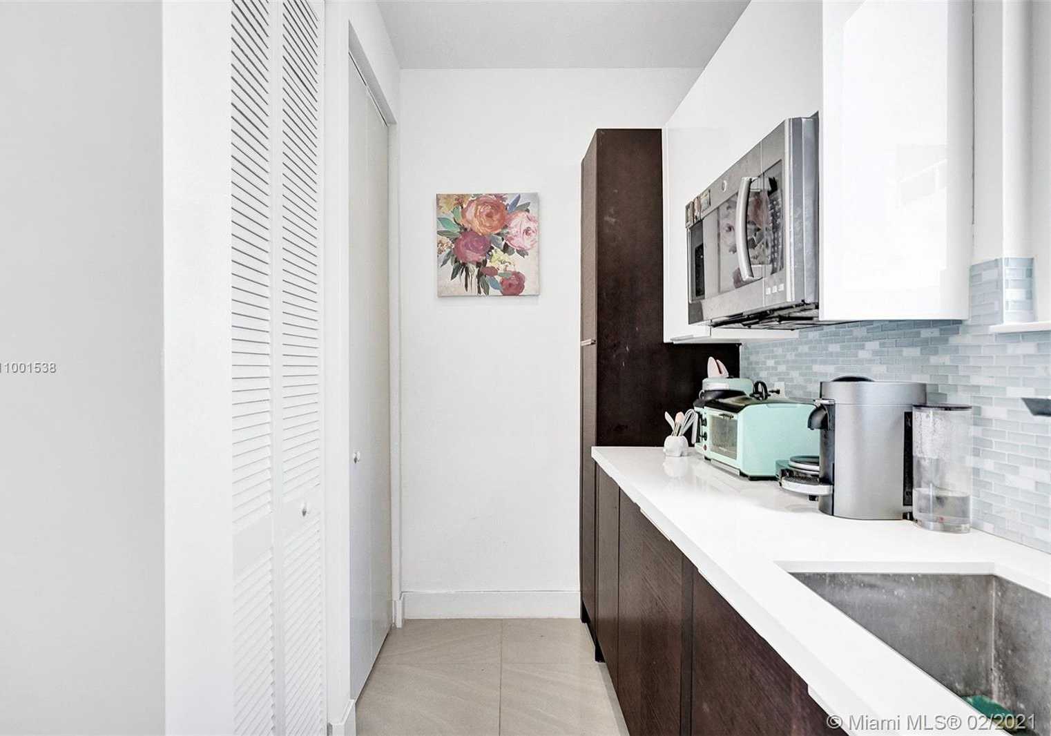 Small Image of 10560 NORTH WEST 64TH TER, Doral Number 54