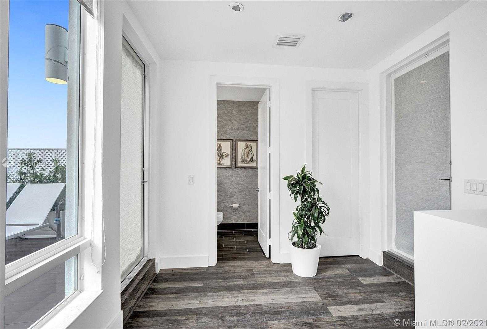 Small Image of 10560 NORTH WEST 64TH TER, Doral Number 57