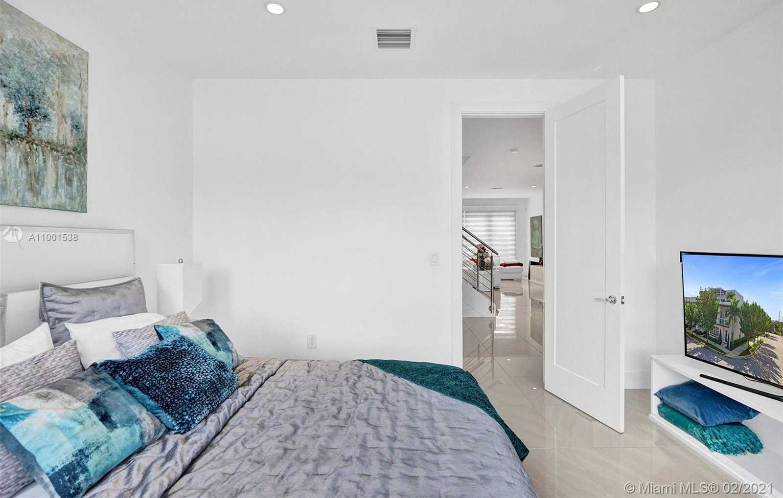 Small Image of 10560 NORTH WEST 64TH TER, Doral Number 9