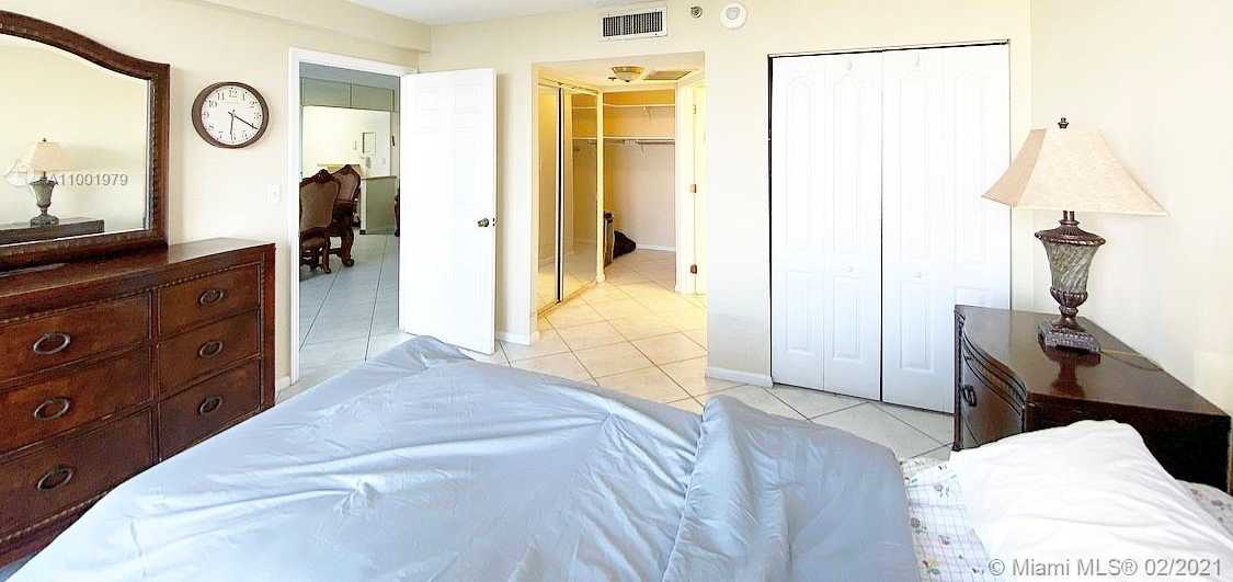 Small Image of 4101 PINE TREE DR #1412, Miami Beach Number 4