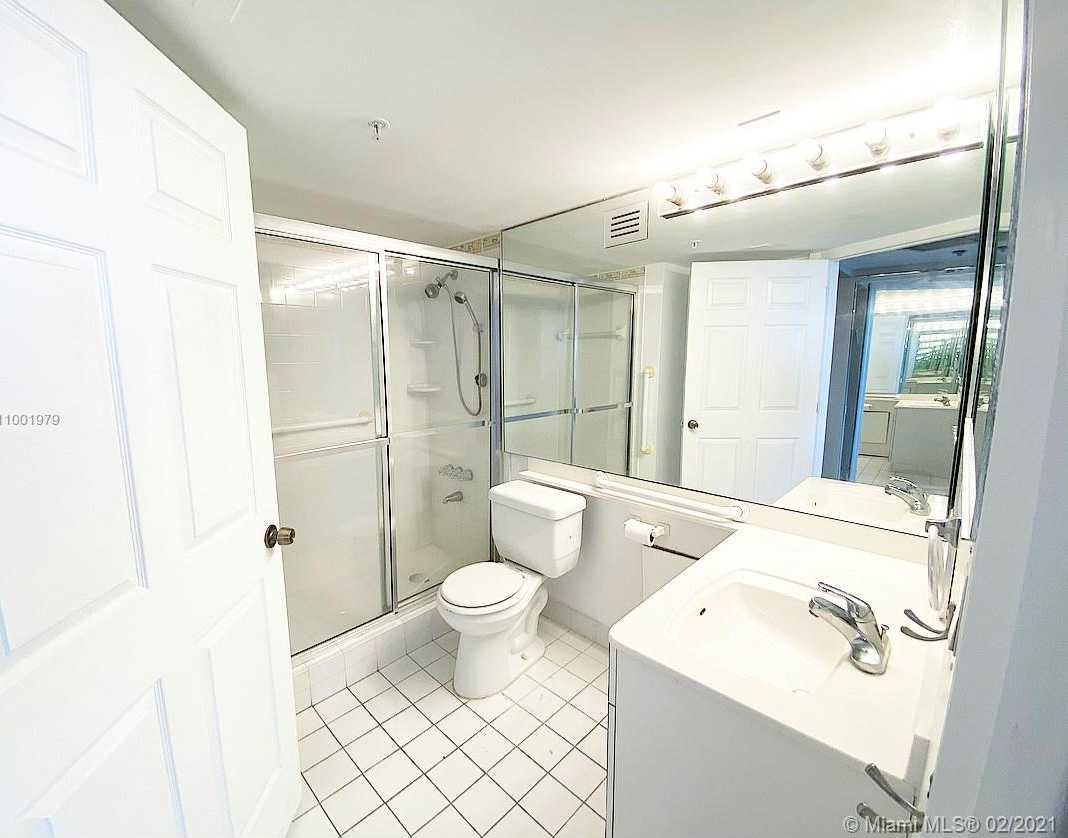 Small Image of 4101 PINE TREE DR #1412, Miami Beach Number 5