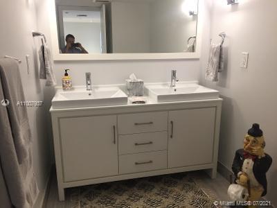 Small Image of 2555 COLLINS AVE #PH210, Miami Beach Number 14