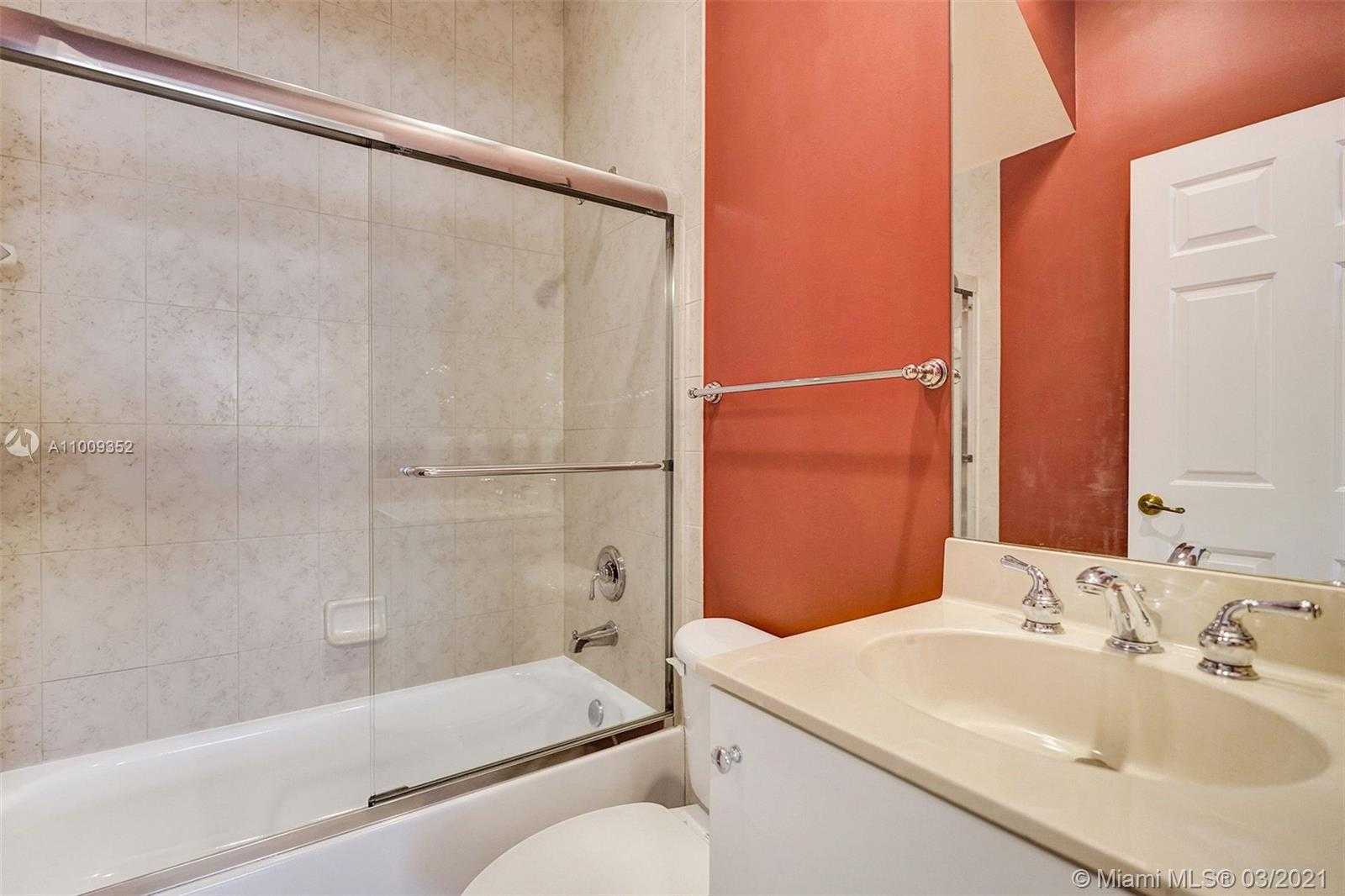 Small Image of 3387 LAKESIDE DR #23, Davie Number 17
