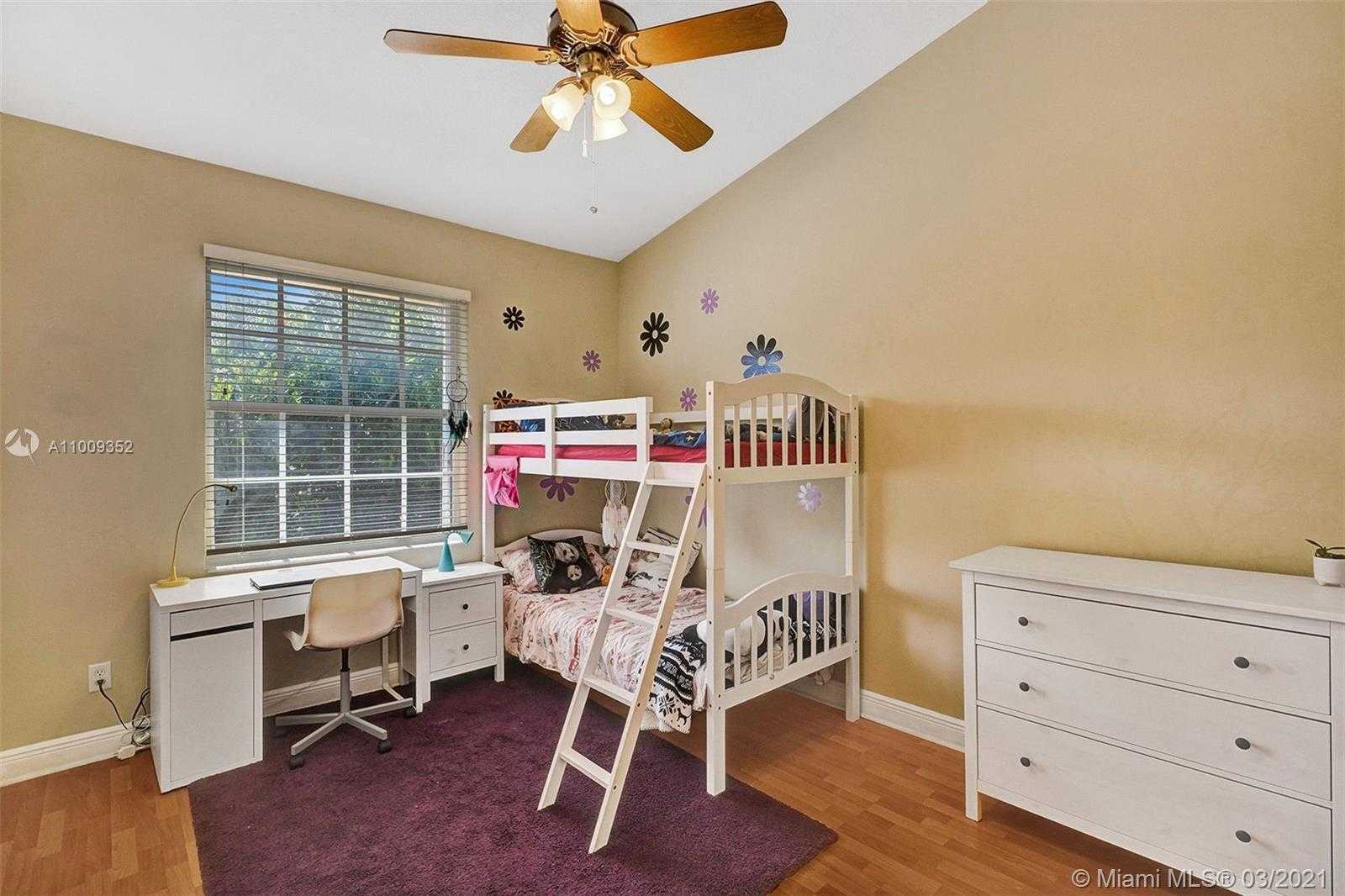 Small Image of 3387 LAKESIDE DR #23, Davie Number 19