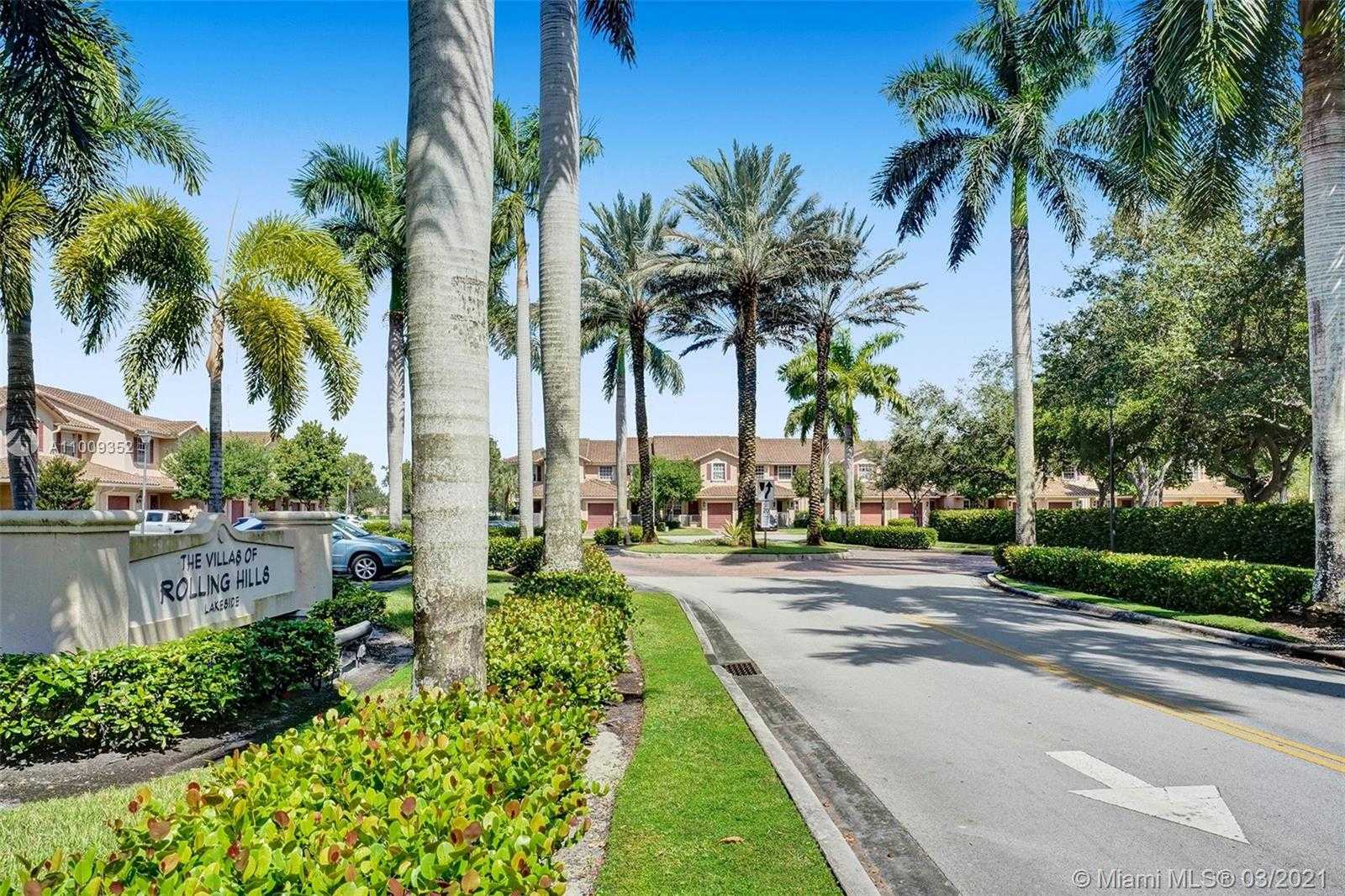 Small Image of 3387 LAKESIDE DR #23, Davie Number 2