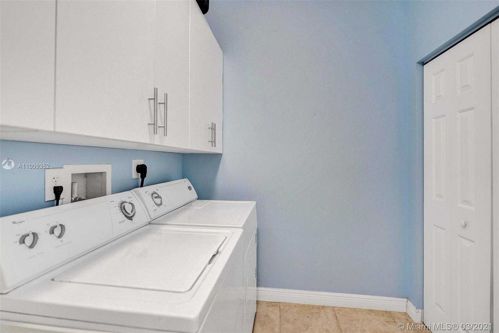 Small Image of 3387 LAKESIDE DR #23, Davie Number 25