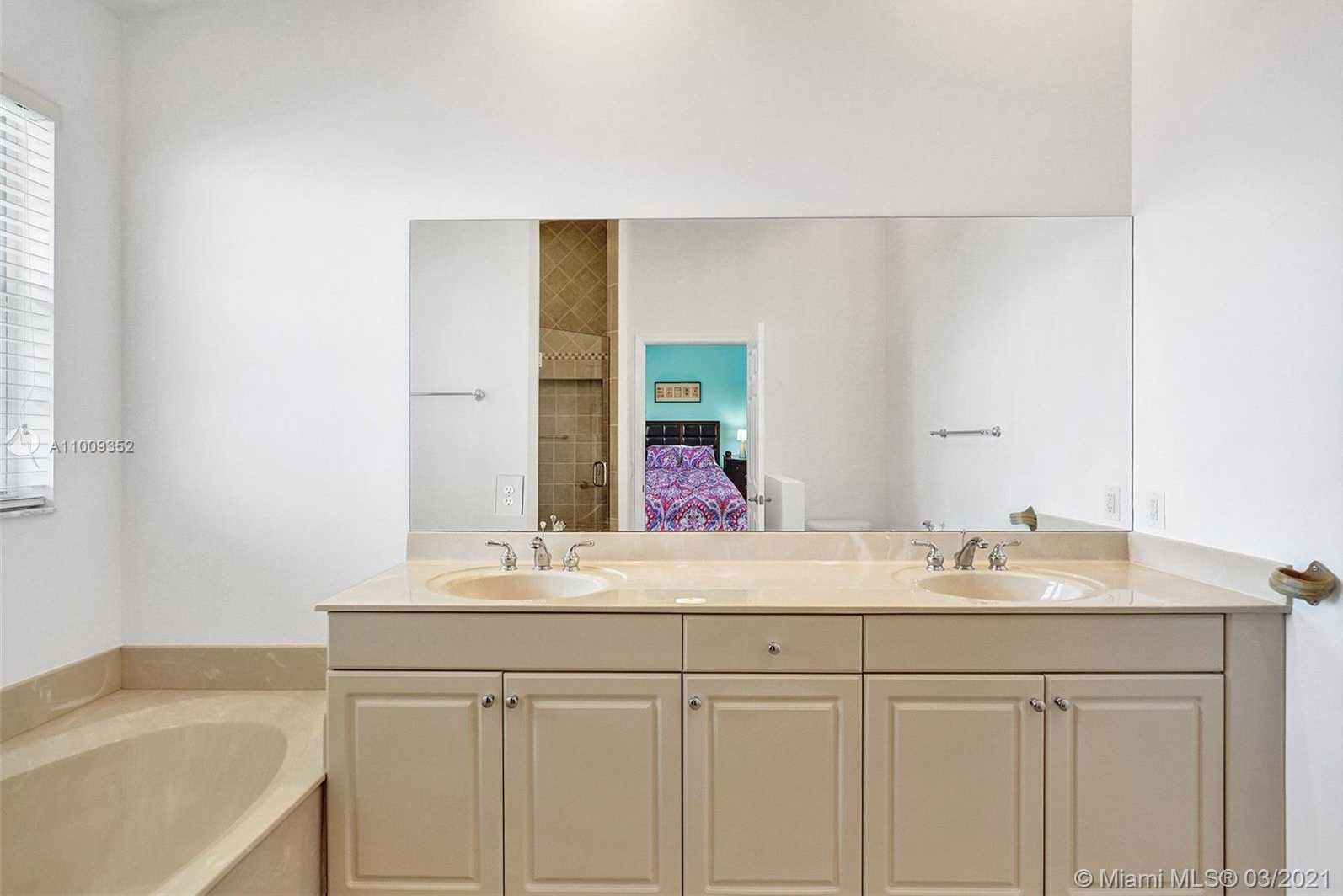 Small Image of 3387 LAKESIDE DR #23, Davie Number 29