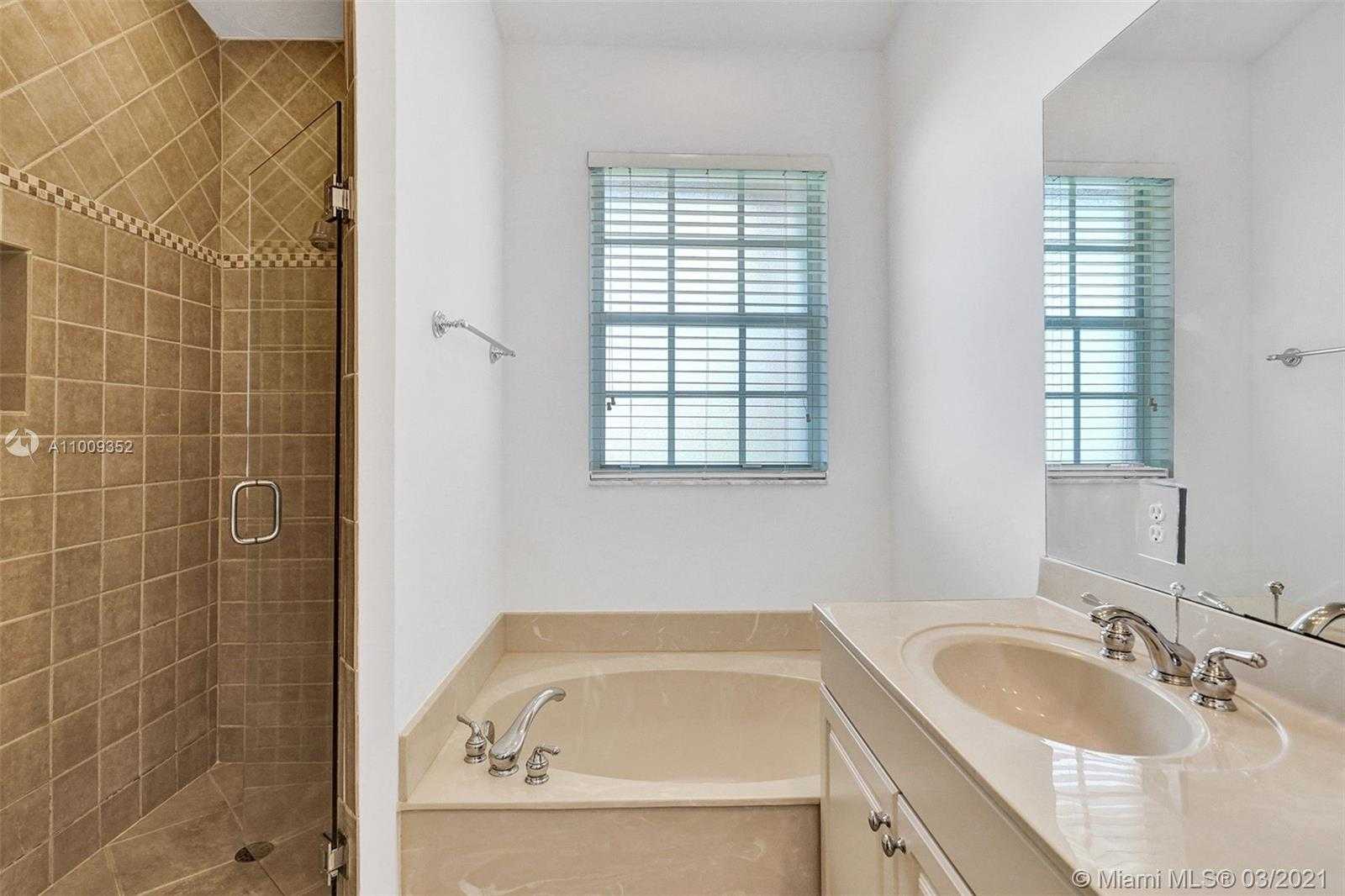 Small Image of 3387 LAKESIDE DR #23, Davie Number 30