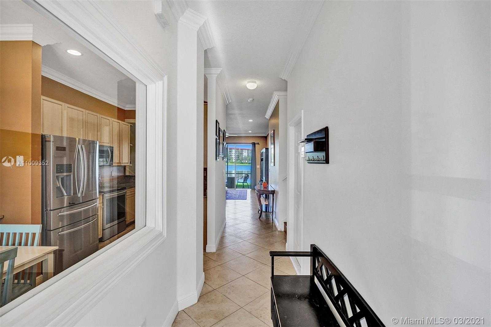 Small Image of 3387 LAKESIDE DR #23, Davie Number 5