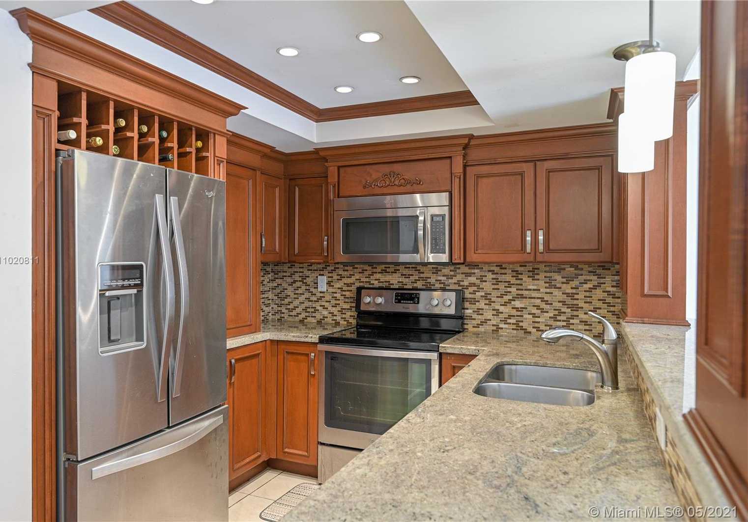 Small Image of 1 ALHAMBRA CIR #205, Coral Gables Number 3