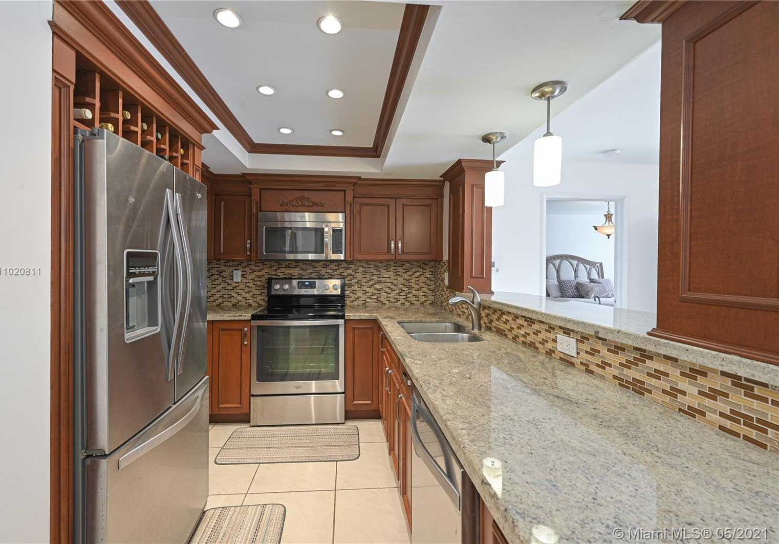 Small Image of 1 ALHAMBRA CIR #205, Coral Gables Number 4