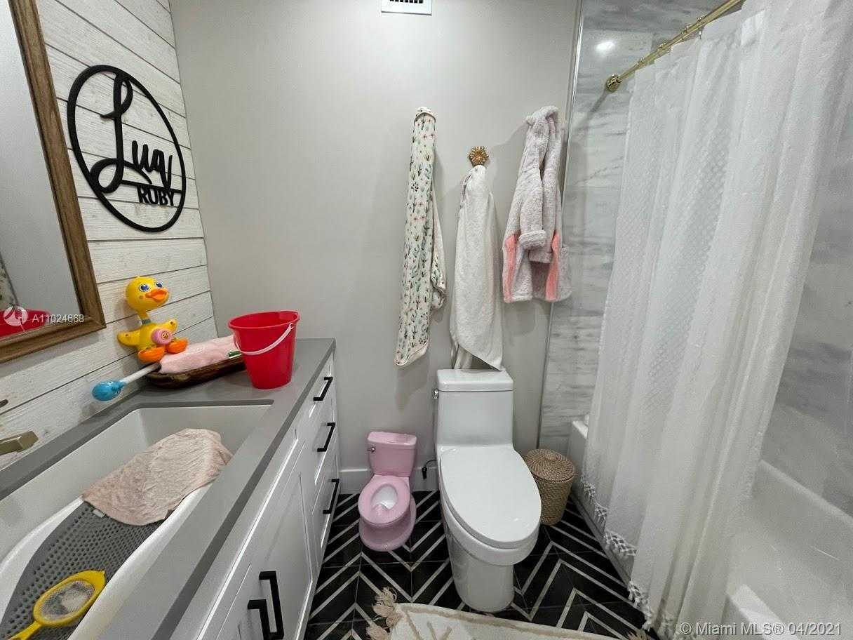 Small Image of 16123 KINGSMOOR WAY, Miami Lakes Number 10