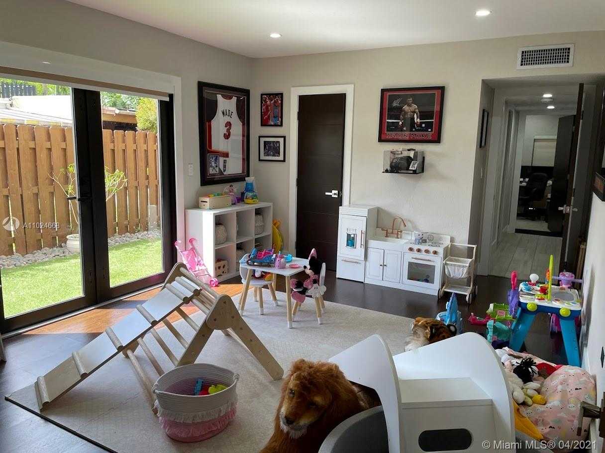 Small Image of 16123 KINGSMOOR WAY, Miami Lakes Number 14