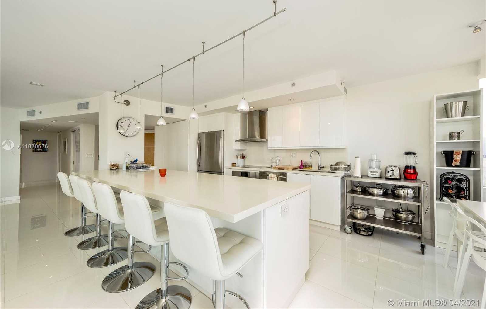 Small Image of 400 South Pointe Dr, Miami Beach, FL 33139, USA Number 4