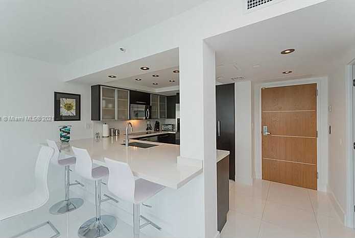 Small Image of 400 SOUTH POINTE DR #1007, Miami Beach Number 8