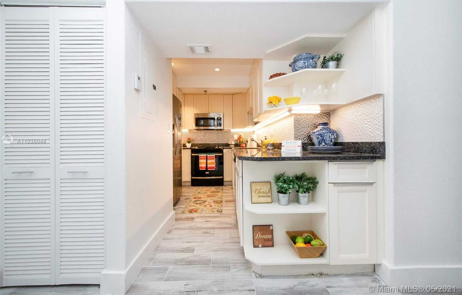 Small Image of 2401 COLLINS AVE #1410, Miami Beach Number 9